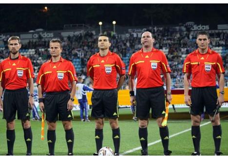 ÎN ELITĂ. La ora actuală, în total, doar 7 arbitri români sunt delegaţi la meciurile din ligile europene. Printre aceştia, orădeanul Octavian Şovre (al doilea din stânga), aici la debutul unei partide dintre Dinamo Kiev şi Stoke City